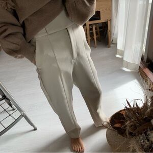 ZARA PANTS WITH A HIGH WAIST - ecru cigarette trousers - beige straight bottoms